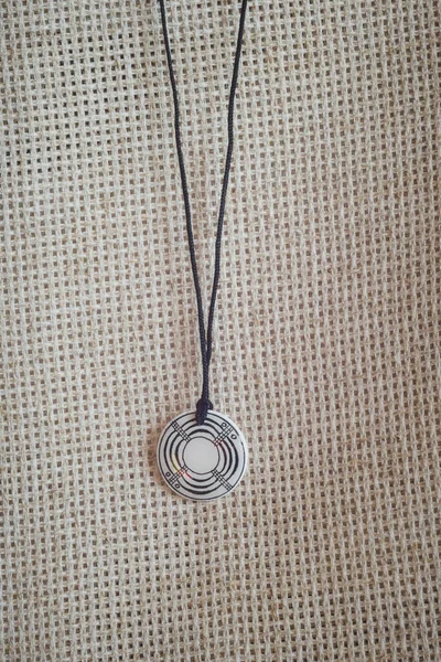 Kolyeli ve küpeli bir kolye. Taklit mücevherler.