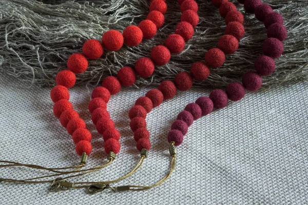 Halskette Aus Gefilzter Wolle Halskette Mit Einer Auswahl Farben Aus — Stockfoto