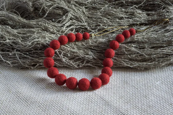 フェルトウールの赤いネックレス — ストック写真
