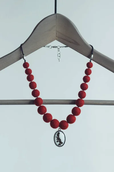 白い背景にペンダントの赤いネックレス フェルトウールネックレス — ストック写真