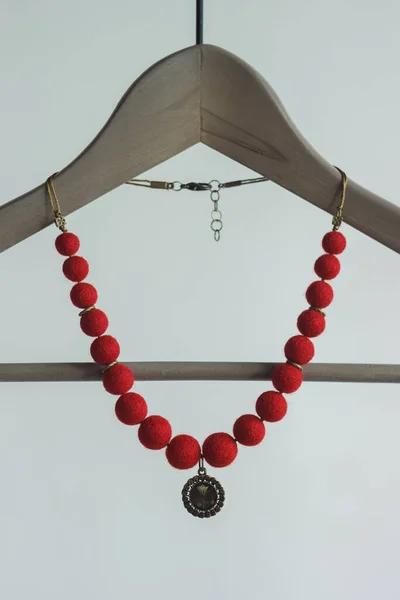 白い背景にペンダントの赤いネックレス フェルトウールネックレス — ストック写真