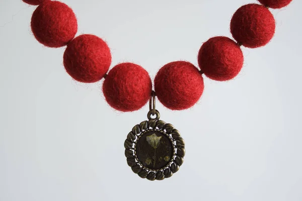 Rote Halskette Mit Anhänger Auf Weißem Hintergrund Halskette Aus Gefilzter — Stockfoto