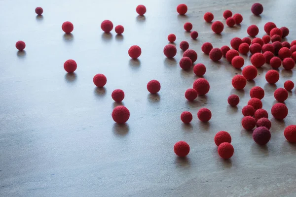 Dikiş için kırmızı yün toplar.