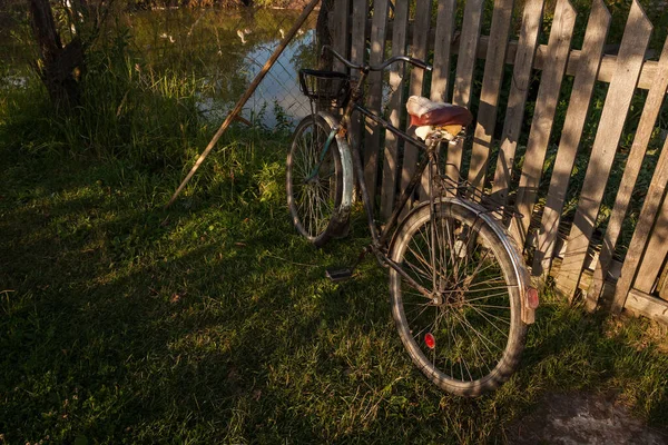 Old Bicycle Parked Wooden Fence Rural Motif — Stock Photo, Image