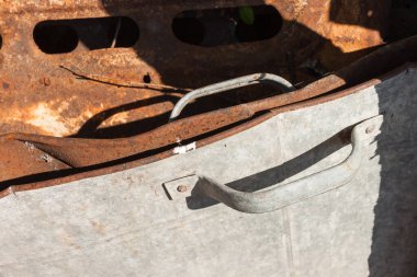 Eski paslı ve metal bir leğen. Metal leğen sapı. Yakın plan. Hurda metal.