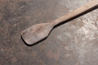 Eski ahşap spatula yemekleri karıştırmak için.
