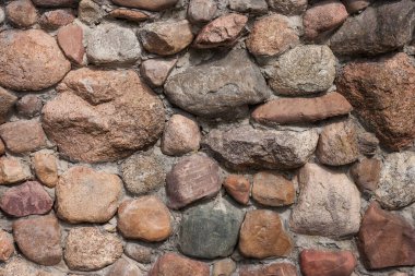 Çitin dokusu yuvarlak doğal taştan yapılmıştır. Büyük taştan yapılmış mason çitler. Arkaplan