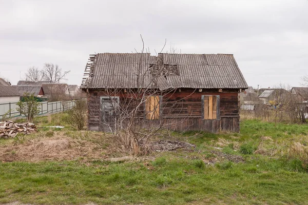 Opuštěný Starý Dřevěný Dům Mezi Stromy Venkovská Jarní Krajina — Stock fotografie