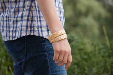 Bir kadının elindeki samandan bilezik.