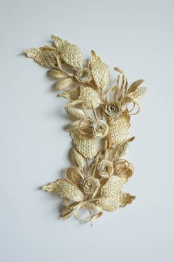 Dekorasyonlar samandan yapılır. Yapraklı ve çiçekli dal samandan yapılmıştır. Duvar dekorasyonu.