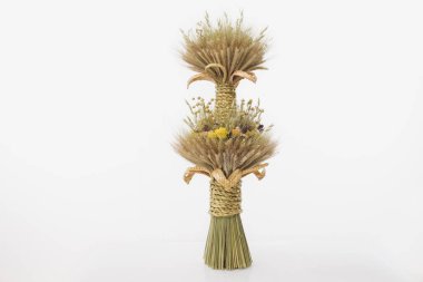 Didukh. Ukrayna Noel süsü ve geleneksel sembol. Farklı mısır gevreklerinden yapılmış. Didukh kelimenin tam anlamıyla ataların ruhu demek..