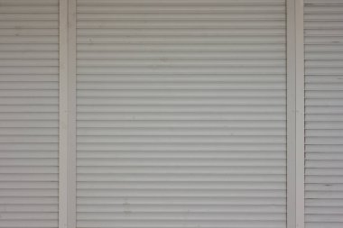 Beyaz renkten metal paten kapağı