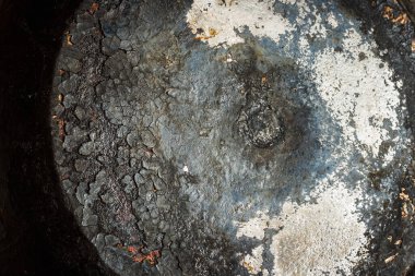 Dökme demir tavanın yanmış alt dokusu.