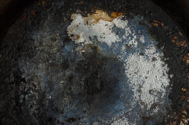 Dökme demir tavanın yanmış alt dokusu.
