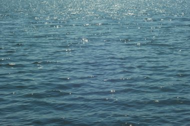 Dalgalar ve parıltılar suyun yüzeyinde. Göl. Arkaplan