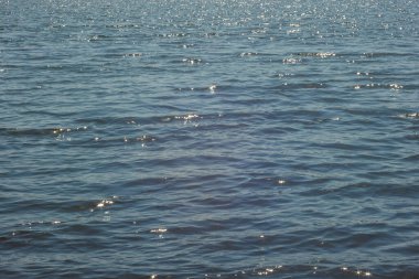 Dalgalar ve parıltılar suyun yüzeyinde. Göl. Arkaplan