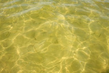 Dalgalar ve parıltılar suyun yüzeyinde. Sığ. Göl. Arkaplan