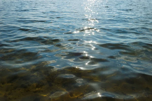 Wellen Und Blendung Auf Der Wasseroberfläche Seicht See Hintergrund — Stockfoto