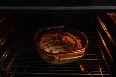 Cam tabakta pişmiş pirzola. Yakın plan.