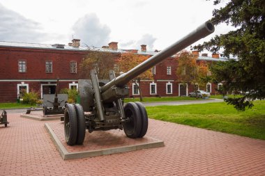 Beyaz Rusya, Brest. - 1 Ekim 2013 'te Anıt Kompleks Kahraman Kalesi' nde eski Sovyet topları.