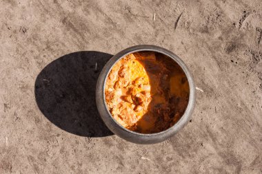 Geleneksel Ukrayna usulü lahana sarması. Pirinç dolması ve tavada lahana yaprağı güveci. Yakın plan.