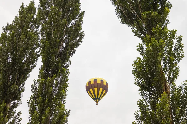 Penerbangan Balon Udara Panas Terhadap Latar Belakang Langit Abu Abu — Stok Foto