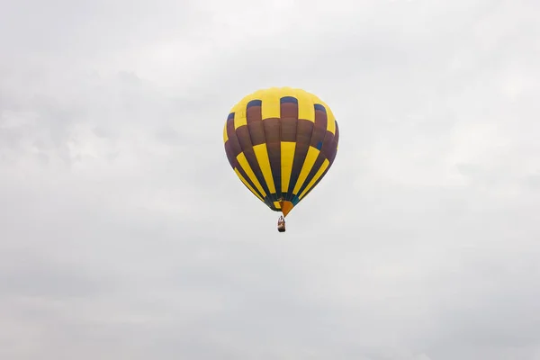 Flygningen Varmluftsballong Mot Bakgrund Grå Himmel — Stockfoto