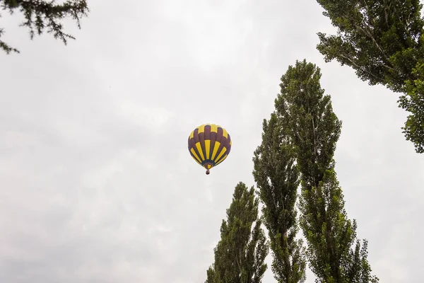 灰色の空を背景に熱気球の飛行 — ストック写真
