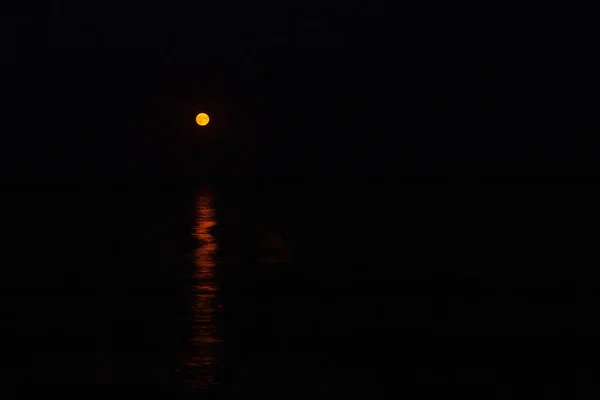 Luna Llena Sobre Mar Negro —  Fotos de Stock