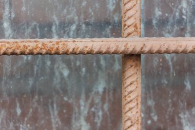 Kirli pencerelerin arka planında boyanmış kafes