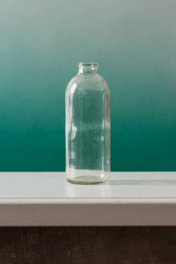 Yeşil arka planda boş şişe