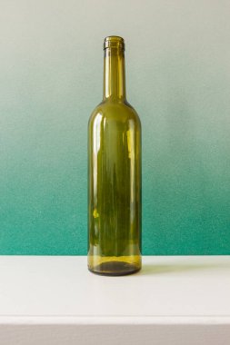 Yeşil arka planda boş şişe