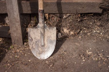 Toprak zemine yakın plan kürek. Tarım aracı