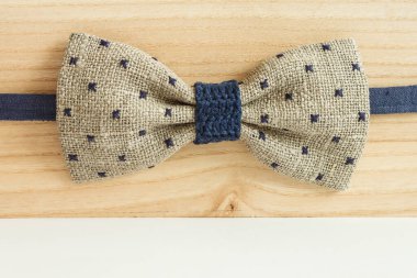 Papyon. Kravat. Keten kumaştan yapılmış. Nakış. Nakış. Ahşap döşemeli keten kumaş. Nakış. Nakış. Ahşap arkaplan