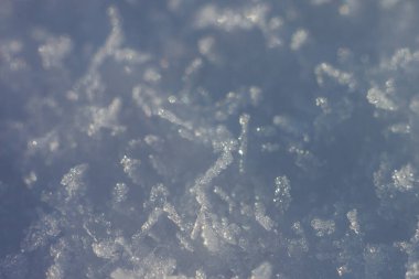 Soyut kış geçmişi. Kar taneleri ve kar kristalleri. Alanın küçük derinliği.