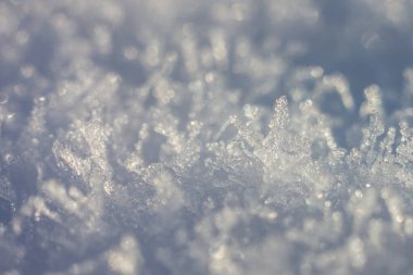 Soyut kış geçmişi. Kar taneleri ve kar kristalleri. Alanın küçük derinliği.