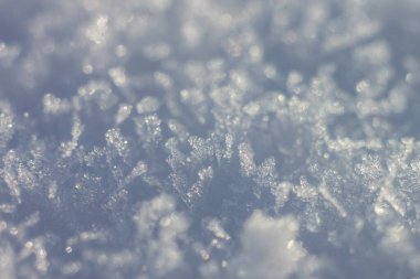 Soyut kış geçmişi. Kar taneleri ve kar kristalleri. Alanın küçük derinliği.