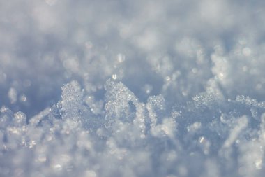 Soyut kış geçmişi. Kar taneleri ve kar kristalleri. Alanın küçük derinliği.