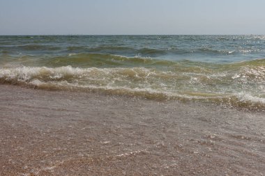Deniz manzaralı. Güneşli bir günde Karadeniz 'in büyük ve fırtınalı dalgaları. Küçük alan derinliği