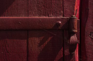 Kapı menteşeleri kırmızıya boyanmış. Küçük alan derinliği 