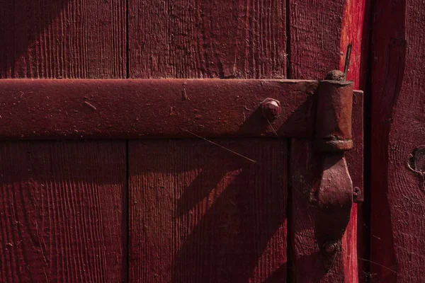 Kapı menteşeleri kırmızıya boyanmış. Küçük alan derinliği 