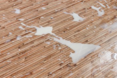 Mutfak zeminine süt döktü. Üst görünüm