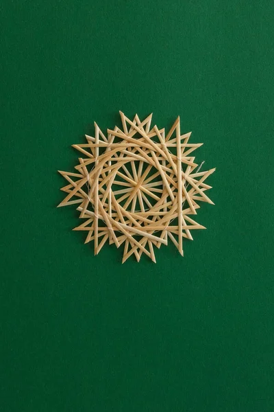 雪花是由稻草制成的 背景是绿色的 圣诞装饰 顶部视图 — 图库照片