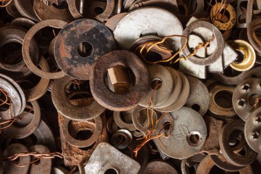 Çeşitli fındıklar, çamaşır makineleri, contalar. Üst görünüm.