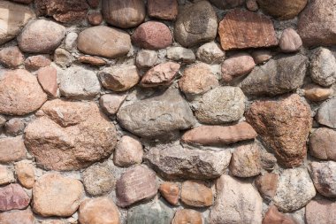 Çitin dokusu yuvarlak doğal taştan yapılmıştır. Büyük taştan yapılmış mason çitler. Arkaplan