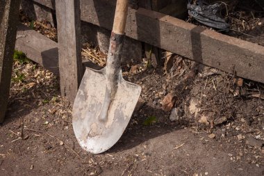 Toprak zemine yakın plan kürek. Tarım aracı