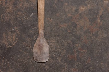 Eski ahşap spatula yemekleri karıştırmak için.