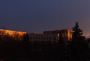 Bina gün batımında aydınlanır..