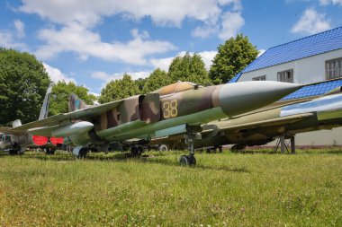 Lutsk, Ukrayna - 15 Haziran 2021: Eski Sovyet jet uçağı MIG-23. Terk edilmiş askeri teçhizat parkı