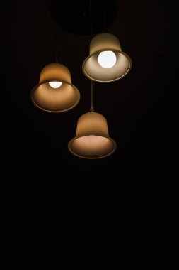 Geceleri eski avizenin (beyaz cam) ışığı. Yakın plan..